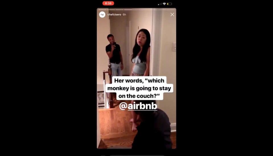 En un vídeo compartido en Twitter se aprecia como una anfitriona de Airbnb de Nueva York llama “monos” a un grupo de invitados. (Captura de pantalla: Twitter/Bpereztalks)