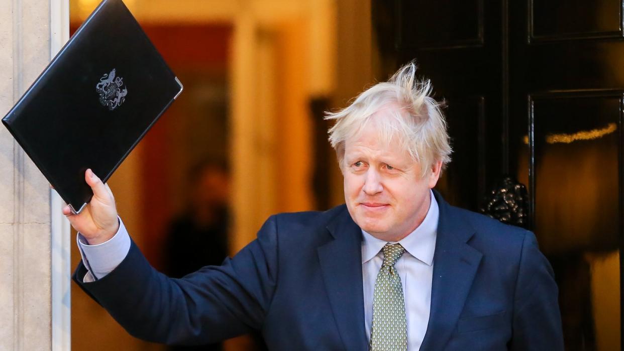 Boris Johnson gibt vor seinem Amtssitz in der Downing Street eine Erklärung ab.