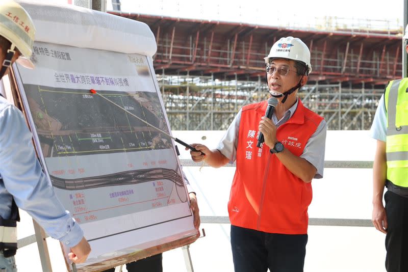 交通部公路局長陳文瑞簡報淡江大橋工程進度，目標2025年底通車。（圖／新北市工務局提供）