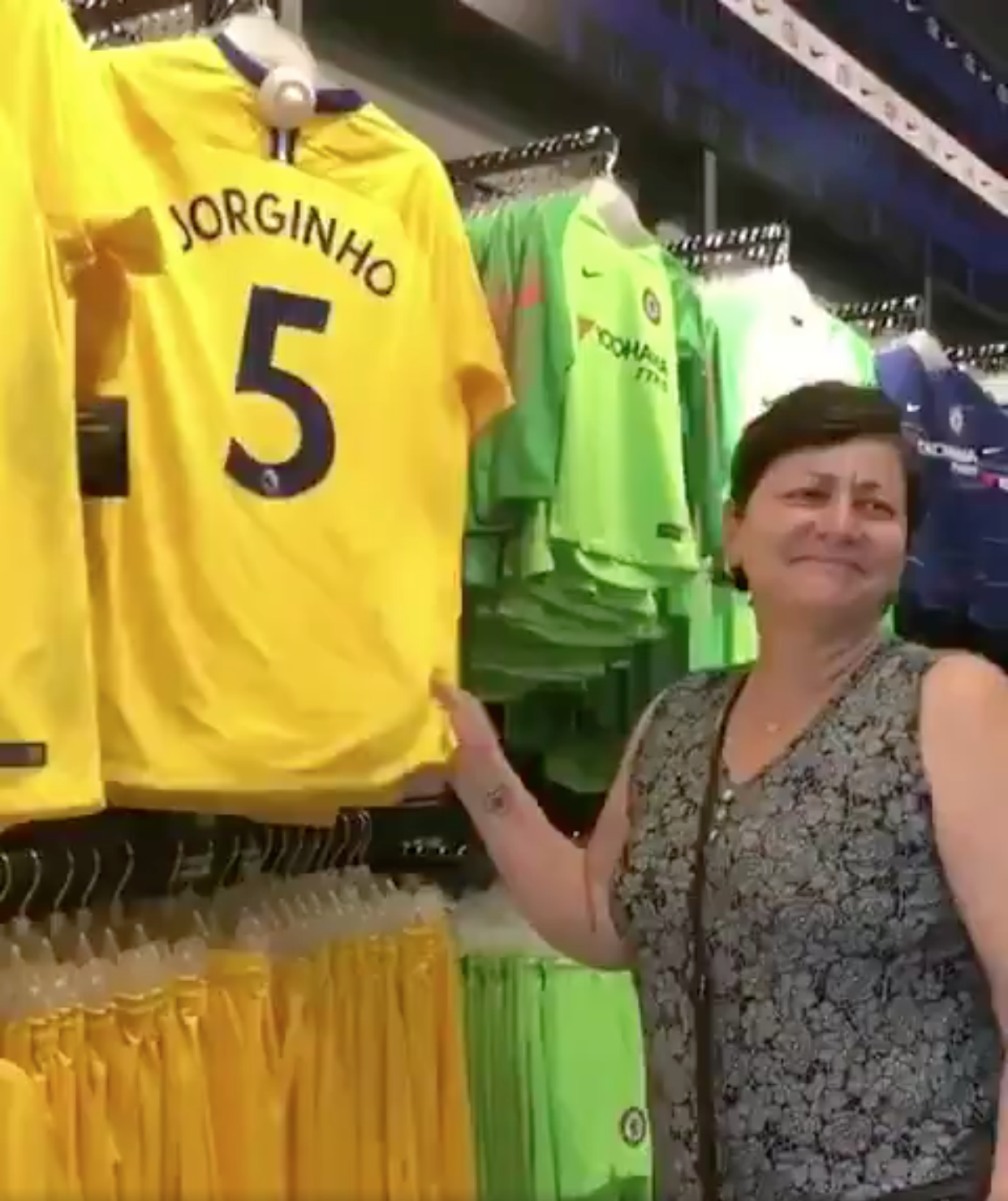 La madre de Jorginho reacciona al ver la camiseta de su hijo en la tienda del Chelsea. | Foto: Twitter