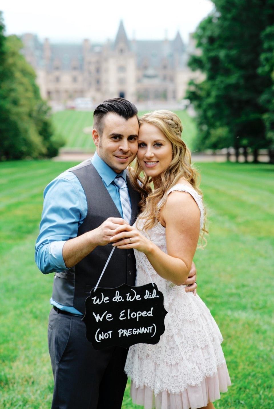 The couple also took portraits at the Biltmore Estate in Asheville, North Carolina. (Photo: <a href="http://www.bluebendphotography.com/" target="_blank">Blue Bend Photography</a>)