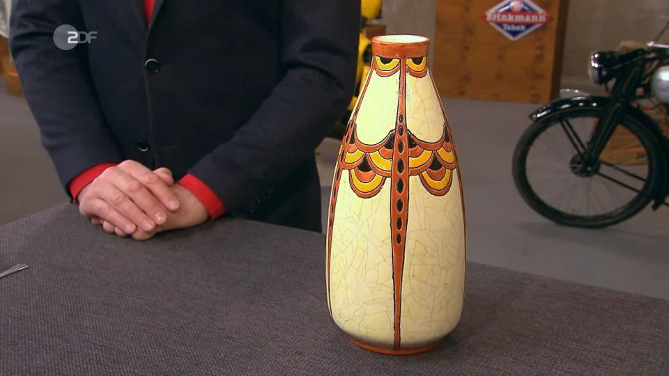 Die Krakelee-Vase von Boch Frères Keramis aus dem Jahr 1923 war 300 bis 400 Euro wert. (Bild: ZDF)