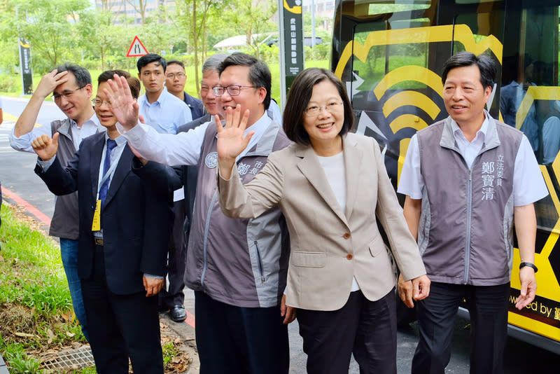 總統蔡英文（右2）18日在桃園市長鄭文燦（右3）等人陪同下，出席虎頭山創新園區開幕典禮，蔡總統表示，台灣產業發展的未來在人工智慧結合物聯網，政府會預判情勢，帶領產業因應變局走向創新。中央社記者吳睿騏桃園攝　108年6月18日