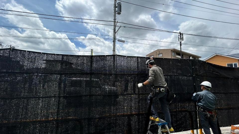 The black mesh screen blocking the view 