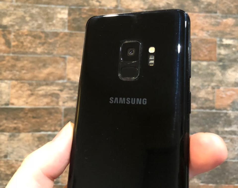 Samsung wisely chose to move the fingerprint reader to below the S9’s camera.