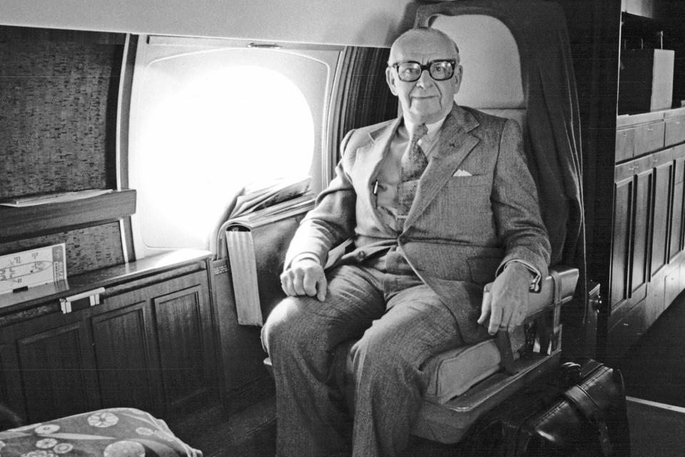 Portrait de l'industriel américain Armand Hammer dans son jet privé en mars 1977 à Paris, France. (Photo by BERTRAND LAFORET/Gamma-Rapho via Getty Images)