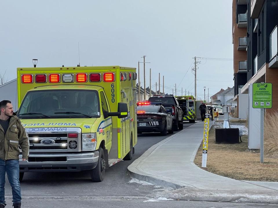Police say several victims were assaulted in an armed aggresion at an apartment building in Vaudreuil-Dorion Thursday.