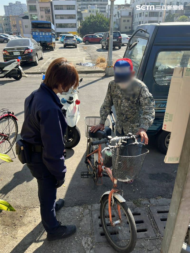 71歲程男沒有注意到號誌已變成紅燈，發現輕軌時已來不及煞車。（圖／翻攝畫面）