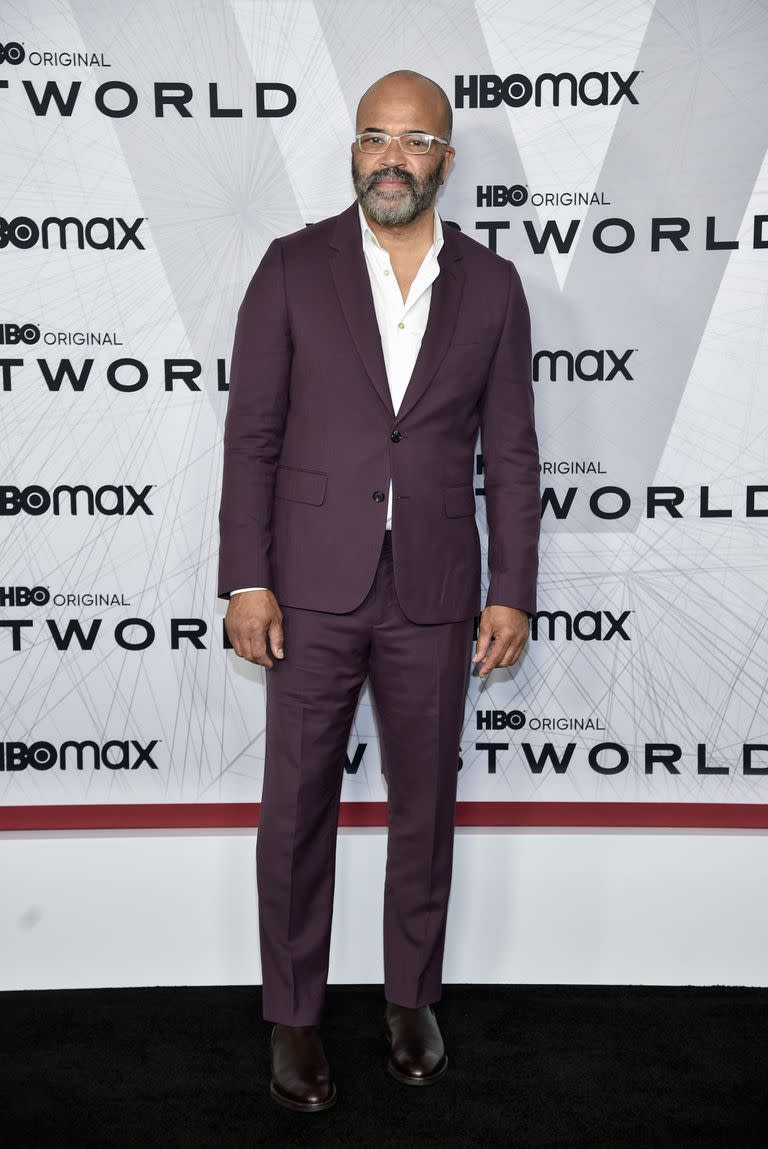 Jeffrey Wright, con un traje color uva