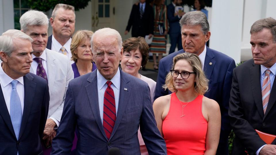 Joe Biden (M) spricht vor dem Weißen Haus mit einer parteiübergreifenden Gruppe von Senatoren.