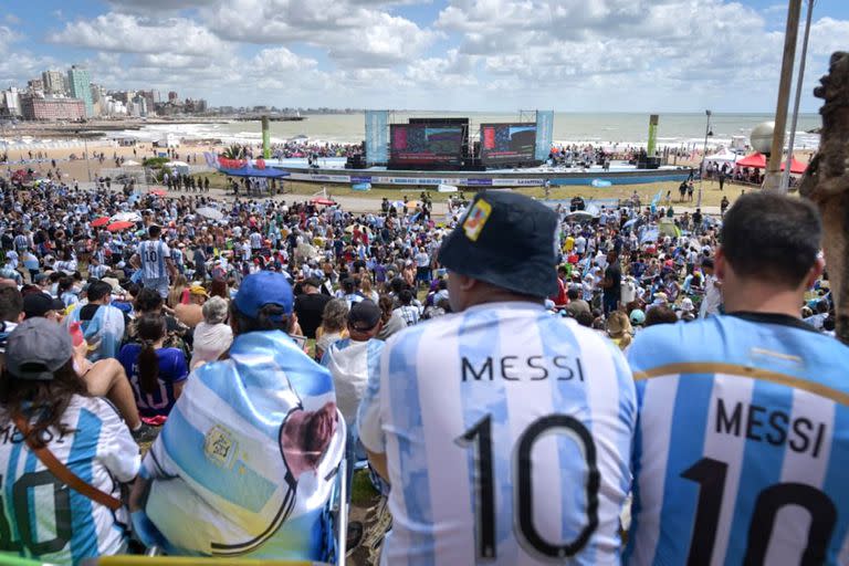 Final del mundial de Qatar entre Argentina y Francia en la pantalla gigante en la playa de Mar del Plata