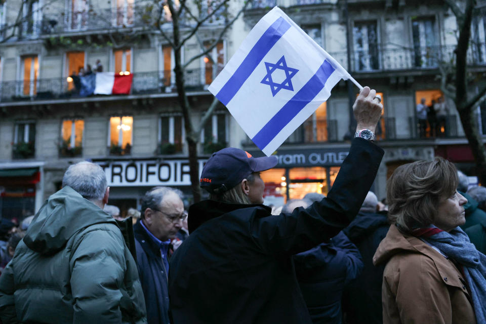 Le drapeau israélien d’une manifestante à la marche contre l’antisémitisme à Paris le 12 novembre 2023.