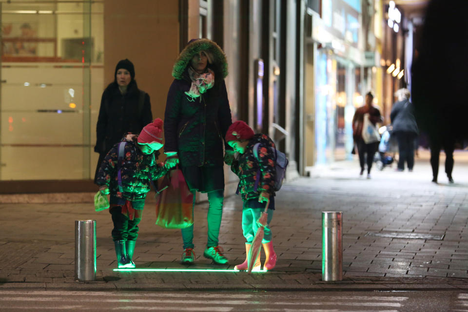 In den Asphalt eingelassen: LED-Leuchten, die Fußgängern anzeigen, ob sie über die Straße gehen können. (Bild: Reuters)