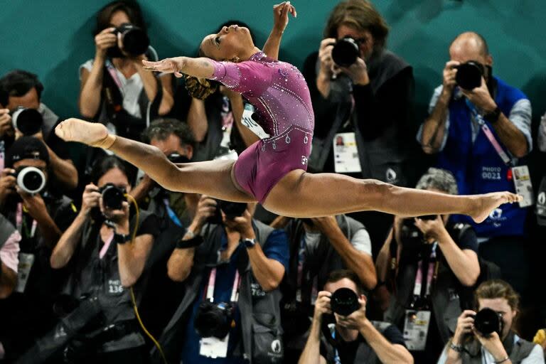 La brasileña Rebeca Andrade, otra de las figuras de París 2024, compite en la final de barra de equilibrio femenina de gimnasia artística