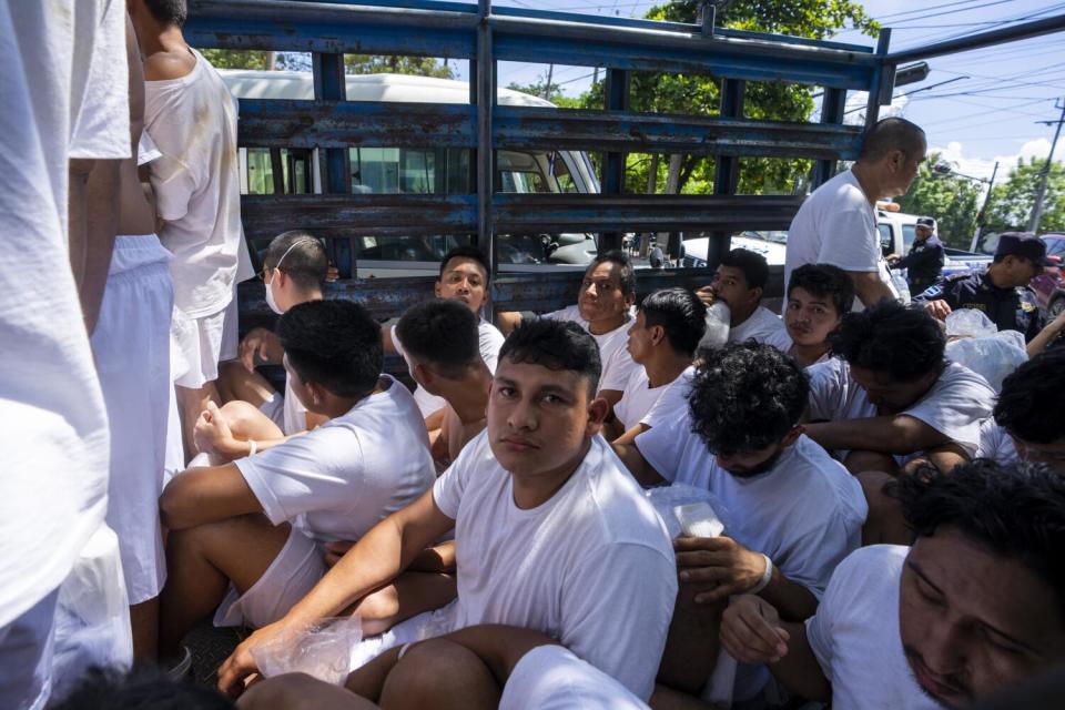 Hombres detenidos por la policía nacional son trasladados a un centro de detención el miércoles