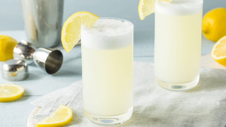 Gin fizz with lemon wedge