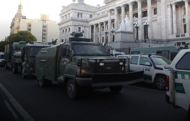 El Gobierno desplegó un gran operativo para contener a los manifestantes en las inmediaciones del Congreso.