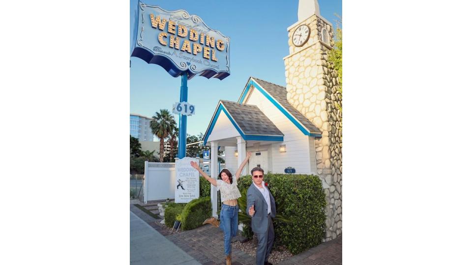 Jamie and Jools Oliver posing outside the Wedding Chapel in Las Vegas