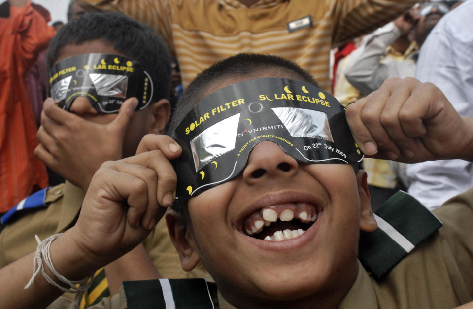 <p>School children use solar viewers to view an annular solar eclipse in southern Indian city of Hyderabad, Pakistan, Jan. 15, 2010. (Photo: Krishnendu Halder/Reuters) </p>