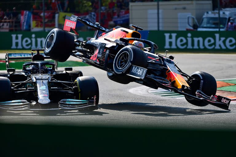 Otro ángulo del accidente que dejó fuera de carrera a Lewis Hamilton y a Max Verstappen