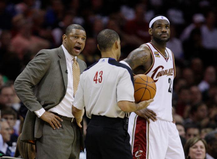 ▲76人主帥Doc Rivers(左)回應「詹皇」LeBron James抨擊聯盟不聽取他的意見，「我一整年都沒受傷。」藉機調侃。（圖／美聯社／達志影像）