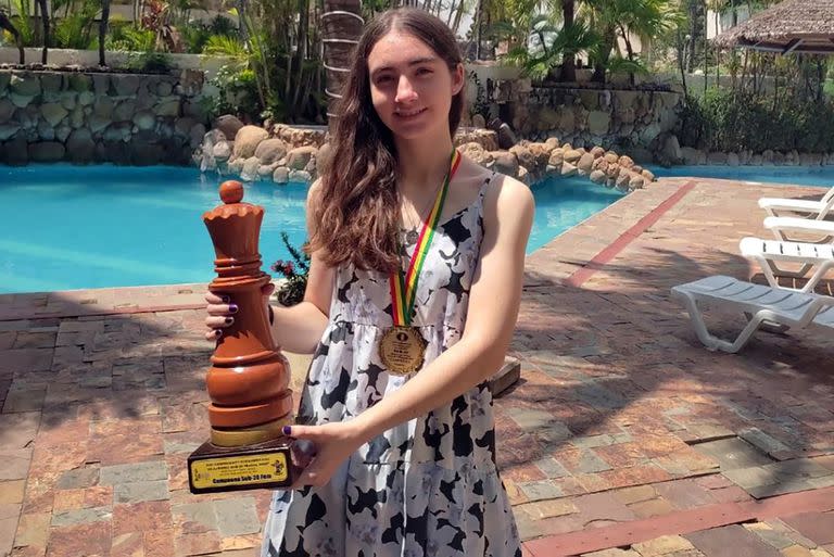 Candela Francisco muestra el trofeo de una de sus conquistas, la del Sub 20 de Santa Cruz de la Sierra, Bolivia.