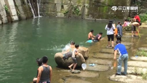 每到夏日，溪邊總是滿滿戲水人潮。（圖／資料照）