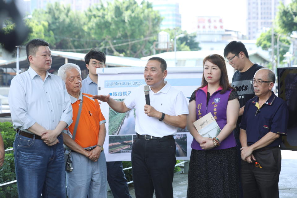 侯友宜日前視察湳仔溝整治進度與新北市議員何博文相互交換意見。    圖：新北市政府／提供