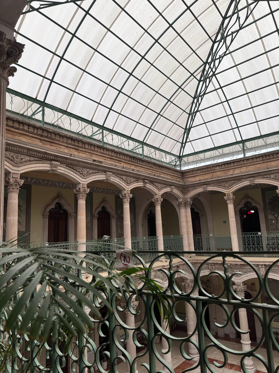 El patio interior del Palacio Alvarado está protegido por un techo moderno. (Cortesía Alicia Civita)