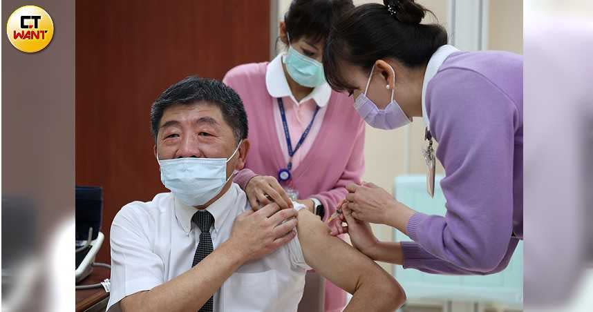 台灣首批AZ新冠肺炎疫苗終於22日開始施打，行政院長蘇貞昌、指揮中心指揮官陳時中帶頭率先接種，但因為沒有開放媒體拍攝，只由官方統一提供畫面，引發熱議。（圖／指揮中心提供）