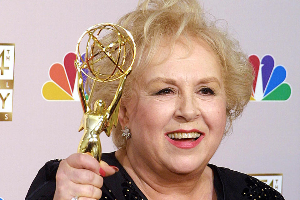 <p>Vous la connaissiez peut-être pour son rôle dans la série télévisée américaine “Tout le monde aime Raymond”. Doris Roberts est décédée dimanche 17 avrils 2016 à Los Angeles. Elle avait 90 ans. Doris Roberts - avait remporté quatre Emmys de la meilleure actrice dans un second rôle au début des années 2000 pour son rôle de Marie Barone, la mère de Ray. Elle avait également tourné dans 34 films.</p>