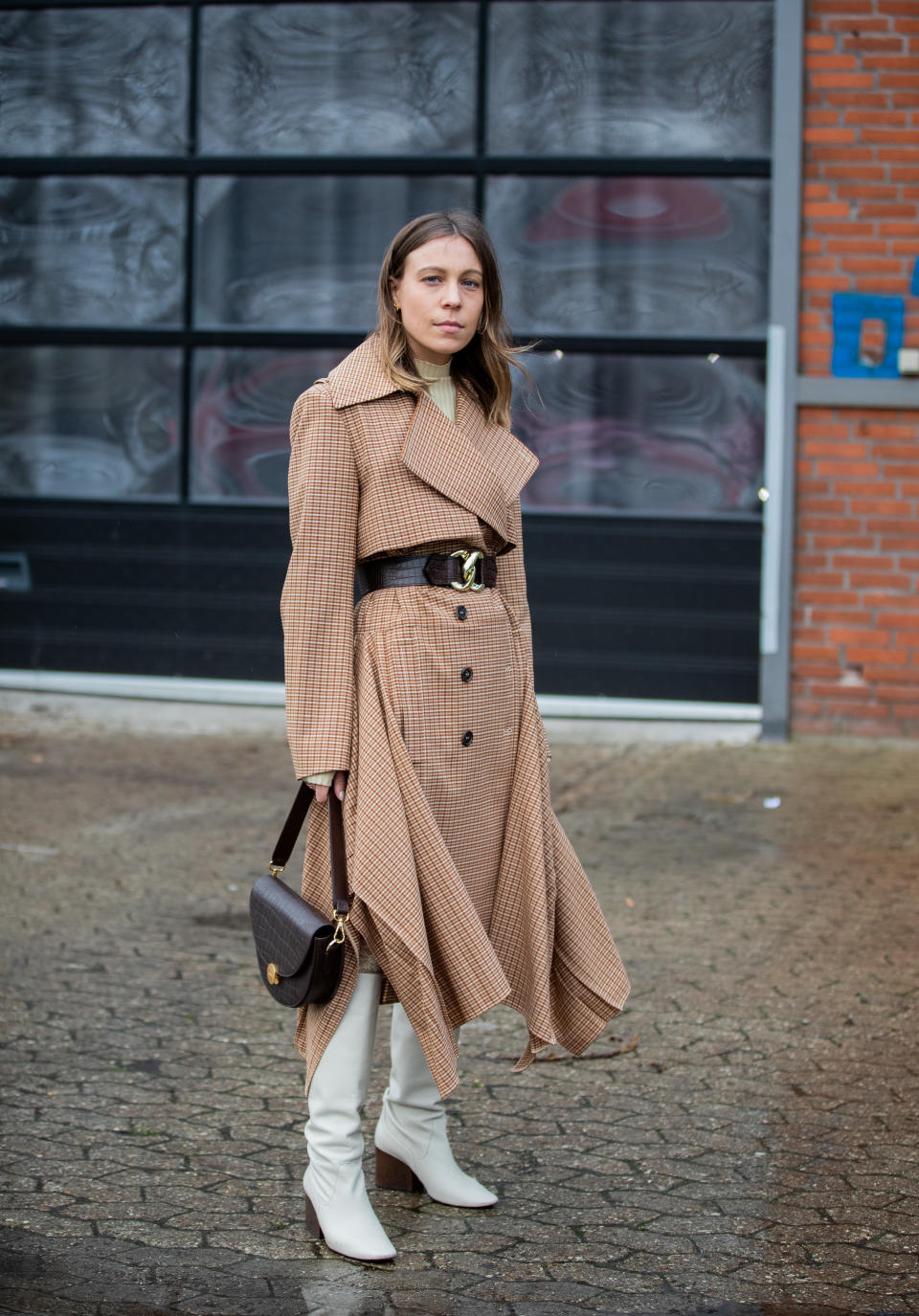 Diese Besucherin der Copenhagen Fashion Week macht den Mantel durch den Gürtel zum stylishen Outfit. (Bild: Christian Vierig/Getty Images)