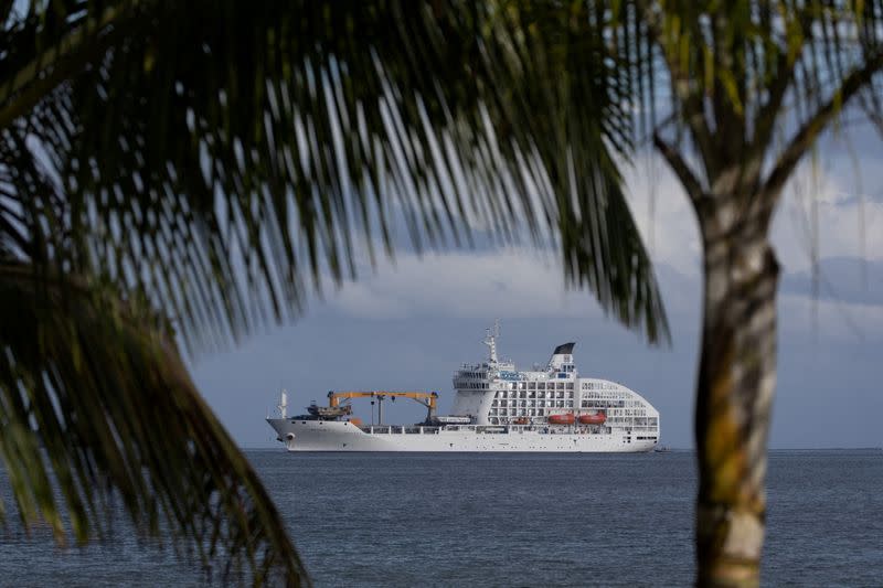 FOTO DE ARCHIVO: El Aranui 5, un crucero-carguero donde se alojarán algunos de los atletas que competirán en la competición de surf de los Juegos Olímpicos de París 2024, es visto cerca de Teahupo'o, Tahití