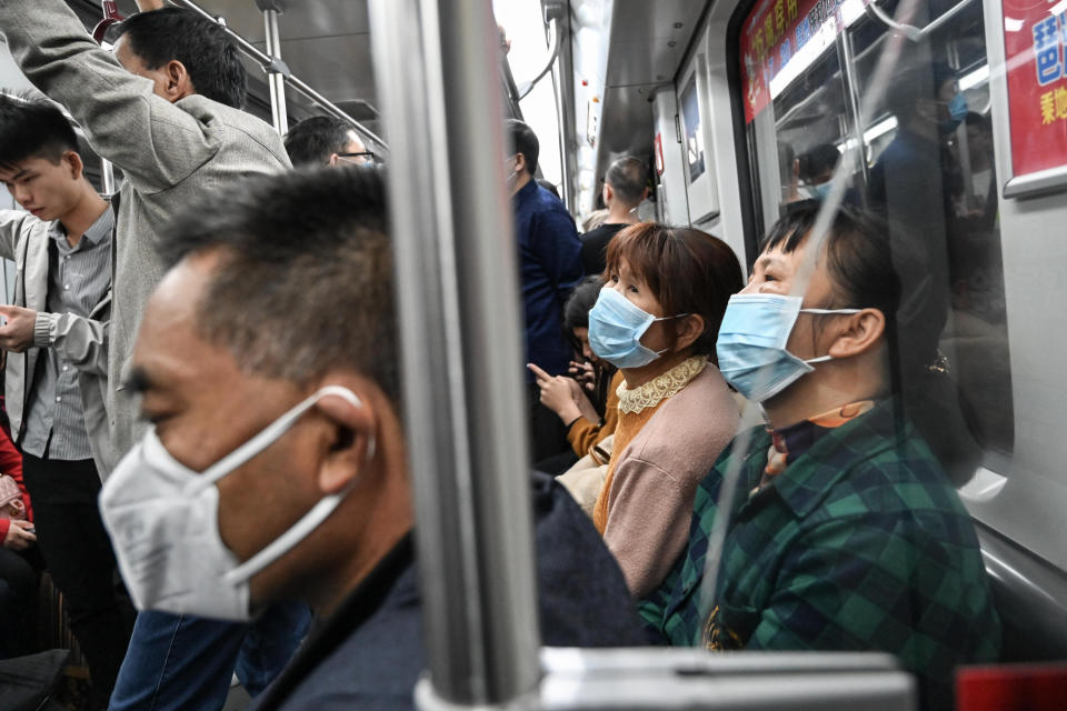 Citizens wear masks to defend against new viruses on Wednesday in Guangzhou, China. (Photo: Anadolu Agency via Getty Images)