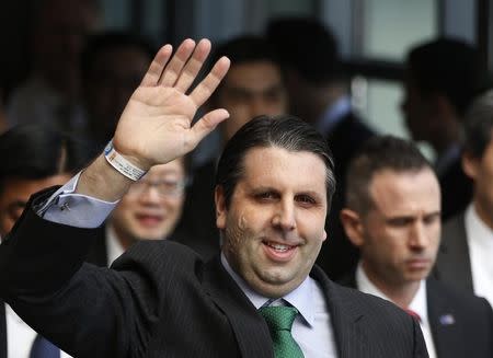 U.S. ambassador to South Korea Mark Lippert waves as he leaves a hospital in Seoul March 10, 2015. REUTERS/Kim Hong-Ji