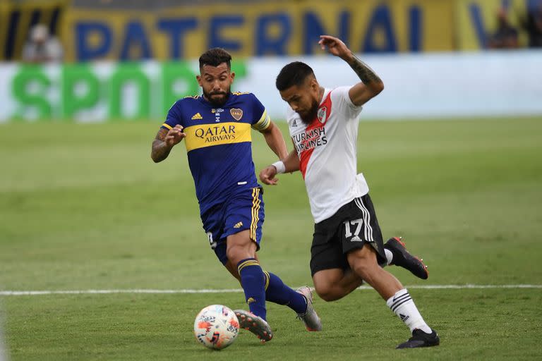 Paulo Díaz disputa la pelota con Carlos Tévez durante el superclásico entre Boca Juniors y River Plate.