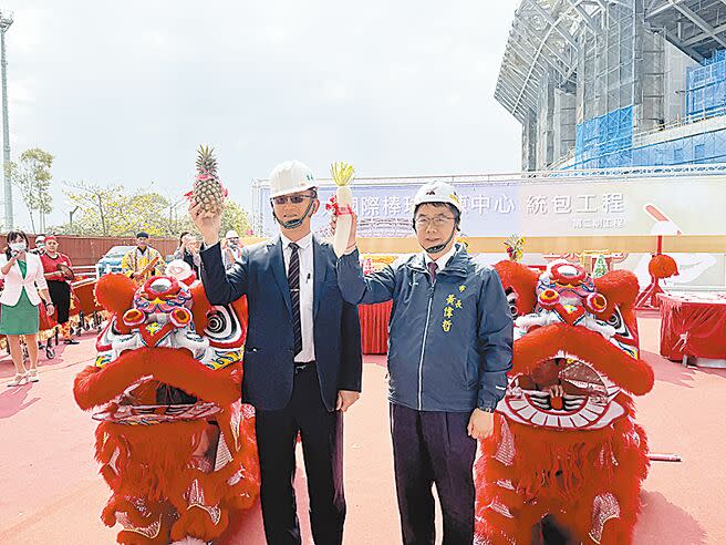 亞太國際棒球訓練中心成棒主球場工程1日由台南市長黃偉哲（右）、教育部常次林騰蛟（左）主持上梁典禮。（曹婷婷攝）