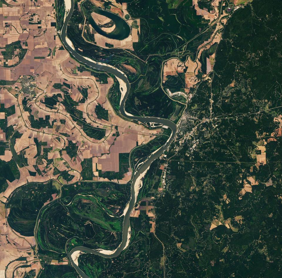 satellite image mississippi river low levels with dry banks exposed barges lined up along shores