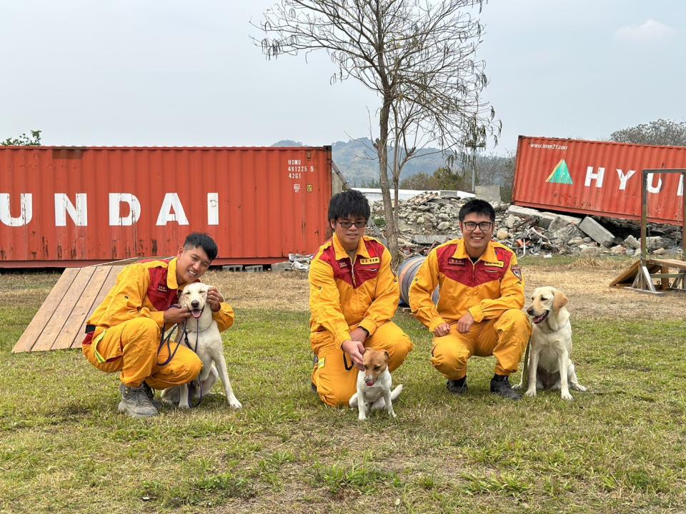 <strong>搜救犬平時訓練的精準，會反映在救災現場的搜尋成果。（圖／</strong><a href="https://www.facebook.com/profile.php?id=100090981287877&__tn__=-UC*F" rel="nofollow noopener" target="_blank" data-ylk="slk:花蓮搜救犬隊～ｗｈｆ犬客;elm:context_link;itc:0;sec:content-canvas" class="link "><strong>花蓮搜救犬隊～ｗｈｆ犬客</strong></a><strong>）</strong>