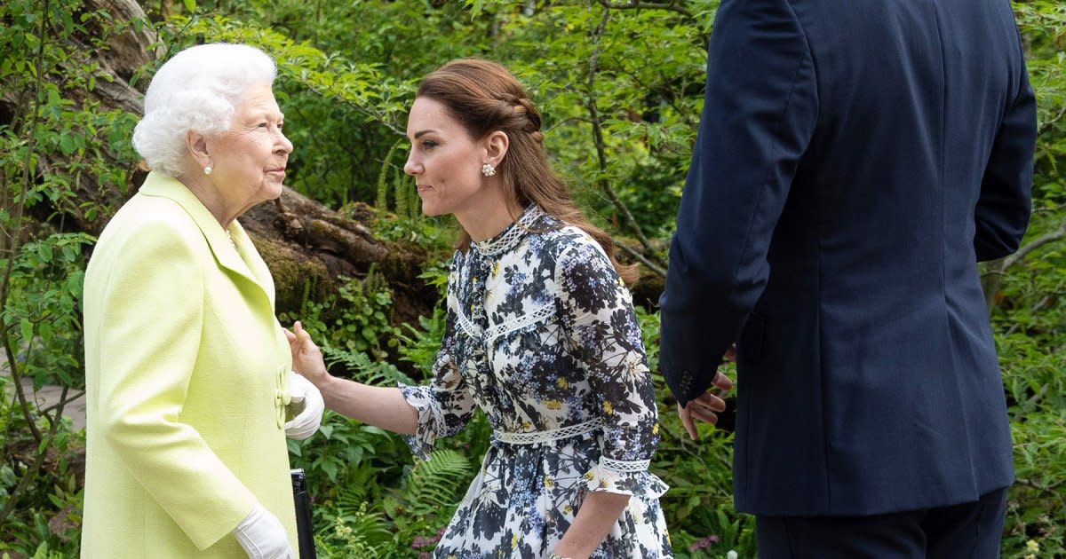 A Kiss For Granny See Kate Middletons Perfect Curtsy To Queen Elizabeth At Chelsea Garden Show 1198