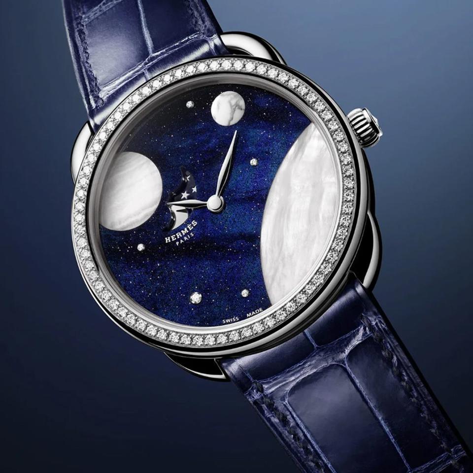 HERMÈS Arceau Petite Lune｜錶徑38mm／18K白金材質／時、分、月相盈虧指示／H1837自動上鍊機芯／錶殼鑲鑽0.805克拉；藍色砂金石鑲嵌霰石、蛋白石與珍珠母貝及5顆鑽石／防水3大氣壓／定價NT$1,621,000