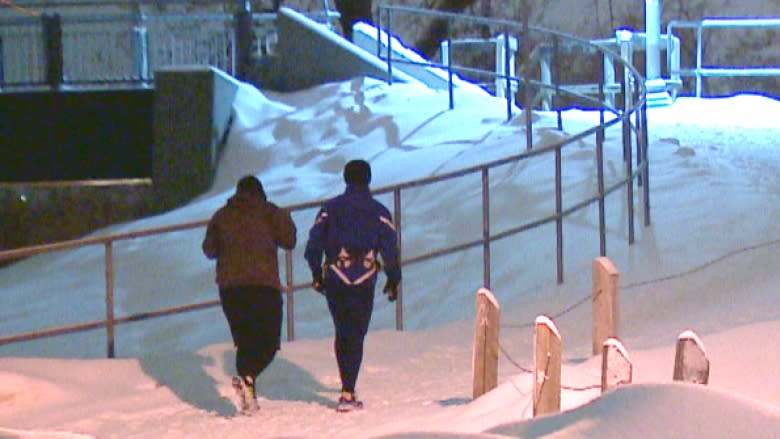 Calgary ER doctors seeing hundreds of icy sidewalk injuries