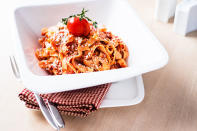 <p>Los tomates son un alimento ácido y no se recomienda combinarlos con carbohidratos con almidón, como la pasta. Si agregas lácteos, como el queso, podrías tener problemas digestivos y sentirte fatigado, pues tu cuerpo requerirá tu energía para digerir todo.<em> Foto:</em> <em>Anna Kurzaeva/Getty images</em> </p>