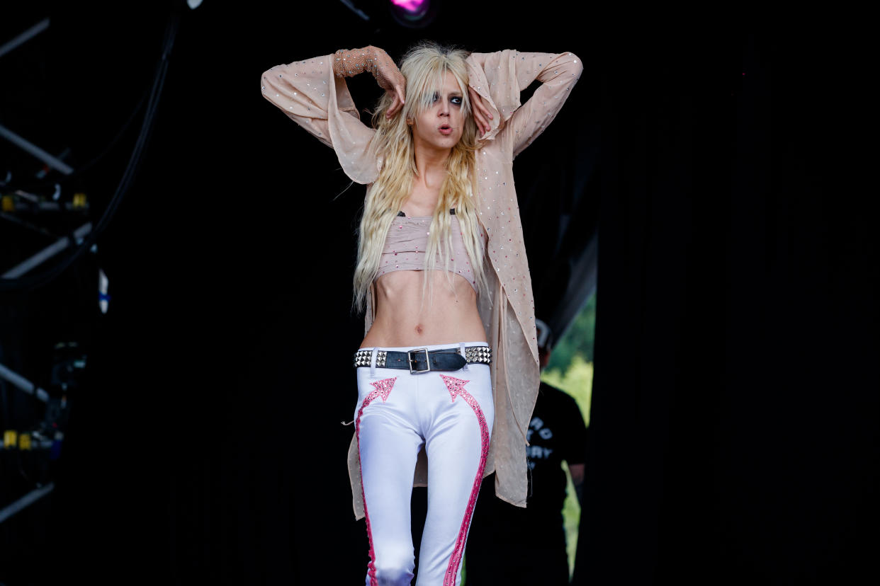 Arrow se Wilde of Starcrawler performs at the 2022 End of the Road Festival in Salisbury, England. (Photo: Burak Cingi/Redferns)