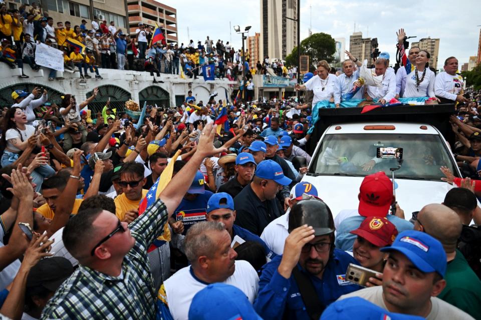 <span>El candidato presidencial de la oposición venezolana Edmundo González Urrutia y la líder opositora María Corina Machado saludan a sus seguidores durante un mitin de campaña en Maracaibo, estado de Zulia, Venezuela, el 23 de julio de 2024</span><div><span>RAUL ARBOLEDA</span><span>AFP</span></div>
