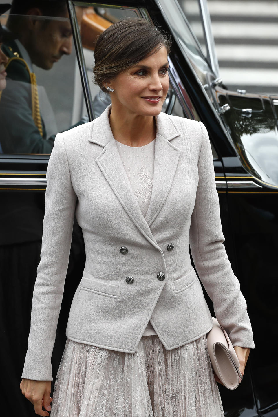 <p>Letizia ha apostado por un look protocolario, elegante y muy sobrio en tono rosa palo o blanco roto casi grisáceo que constaba de un conjunto dos piezas.</p> 