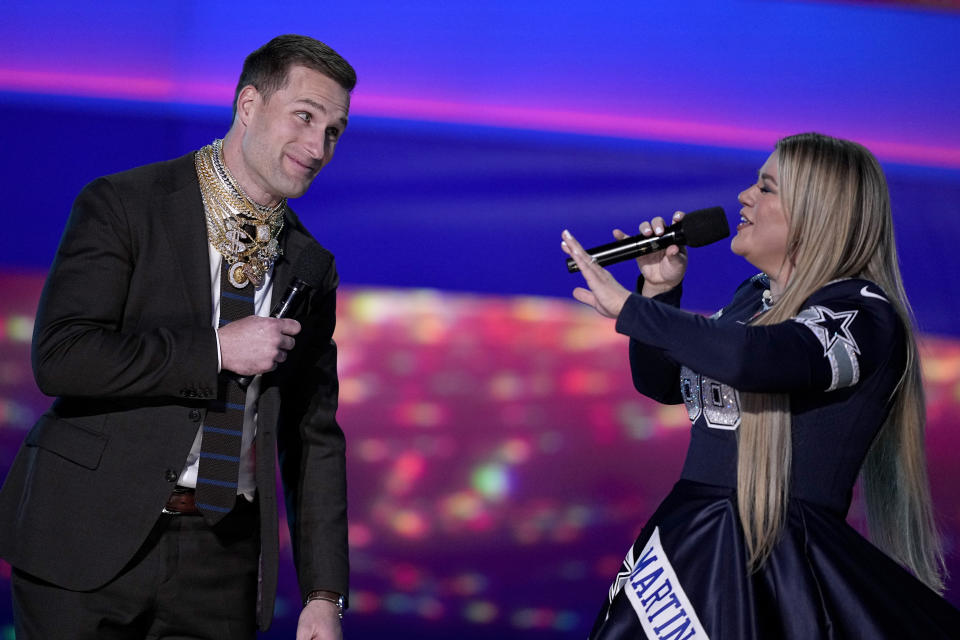 Minnesota Vikings' Kirk Daniel Cousins and Kelly Clarkson perform the NFL Honors award show ahead of the Super Bowl 57 football game,Thursday, Feb. 9, 2023, in Phoenix. (AP Photo/David J. Phillip)