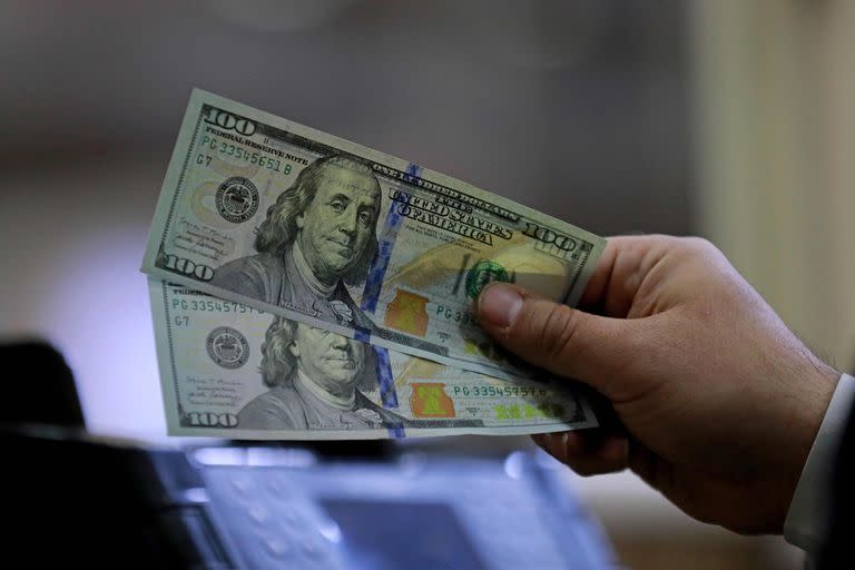 El dólar se vendió ayer a $391