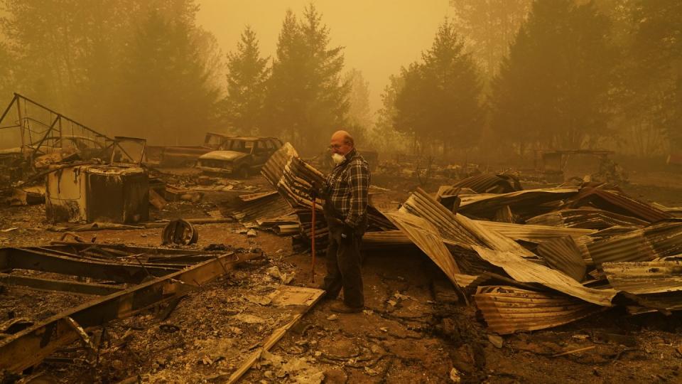 Ein Mann begutachtet die Überreste eines Hauses im US-Bundesstaat Oregon, das durch die heftigen Waldbrände zerstört wurden.