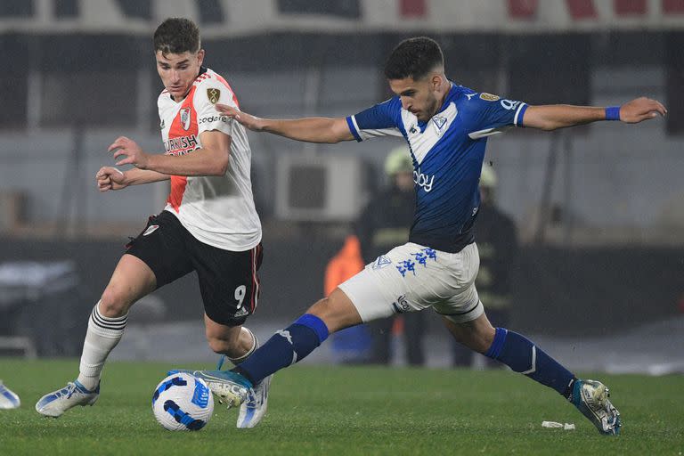 Álvarez, en lucha por la pelota con Nicolás Garayalde; el delantero cordobés fue marcado de cerca por un Vélez que no le dio resquicios